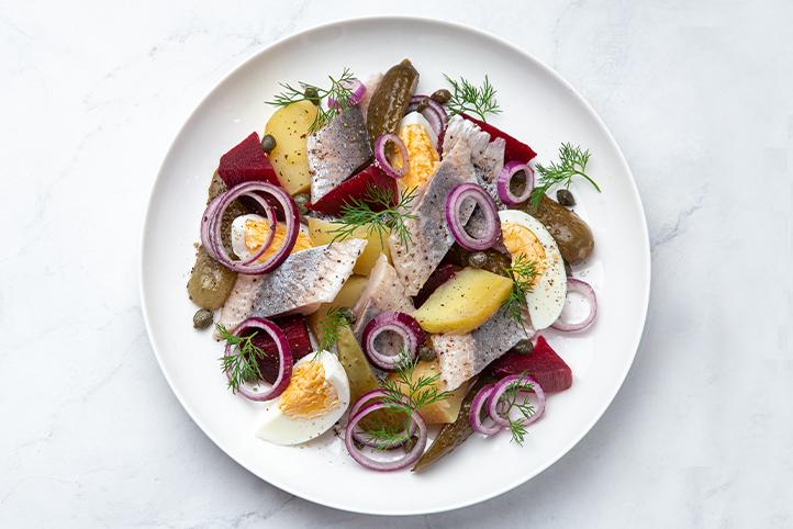 سلطة الرنجة مع البنجر والخيار المخلل Herring, Beetroot, and Pickles Salad