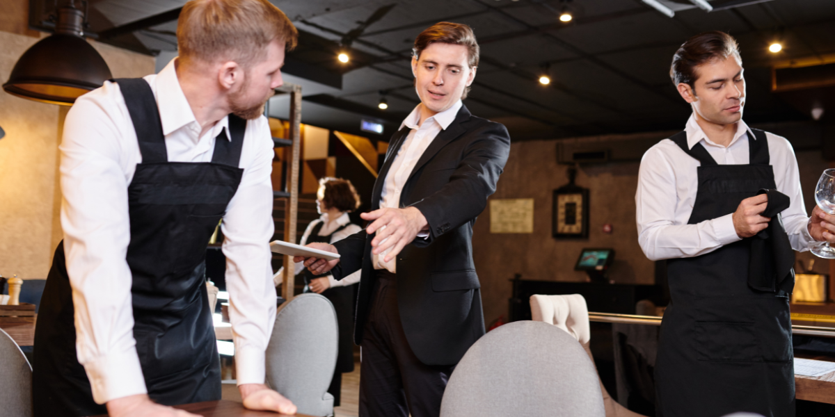 القيادة التوجيهية والبيروقراطية من أنماط القيادة في المطاعم leadership style