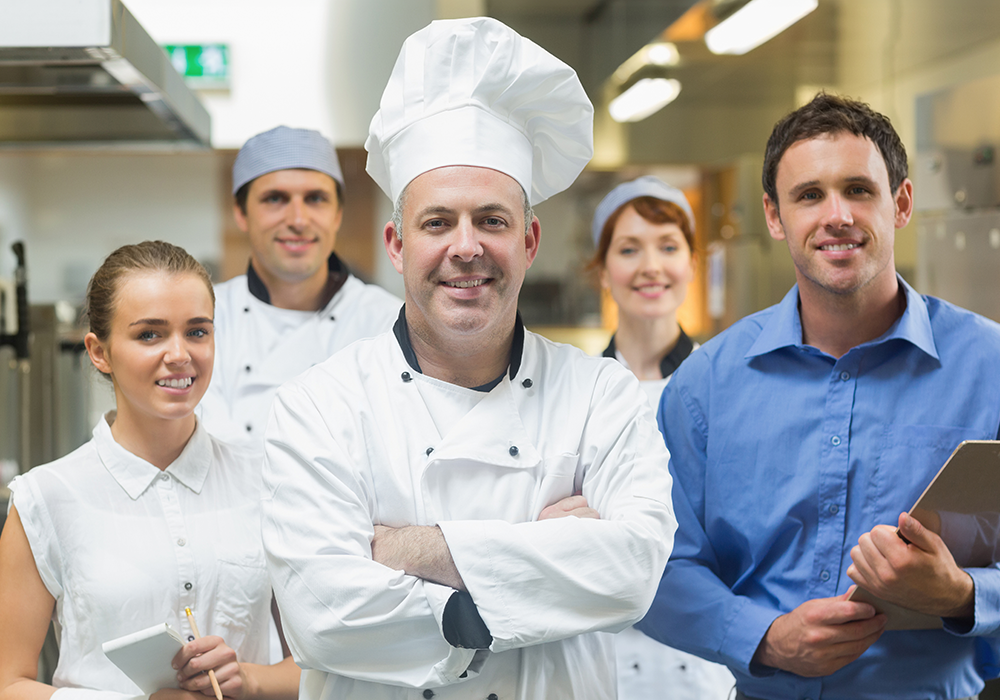 أساسيات إدارة وتنظيم فريق العمل في المطعم